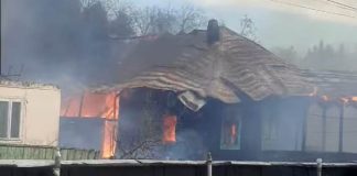 FOTO VIDEO Incendiu devastator în Soveja. Ard 11 case, cu pericol de propagare