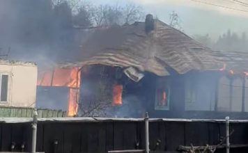 FOTO VIDEO Incendiu devastator în Soveja. Ard 11 case, cu pericol de propagare