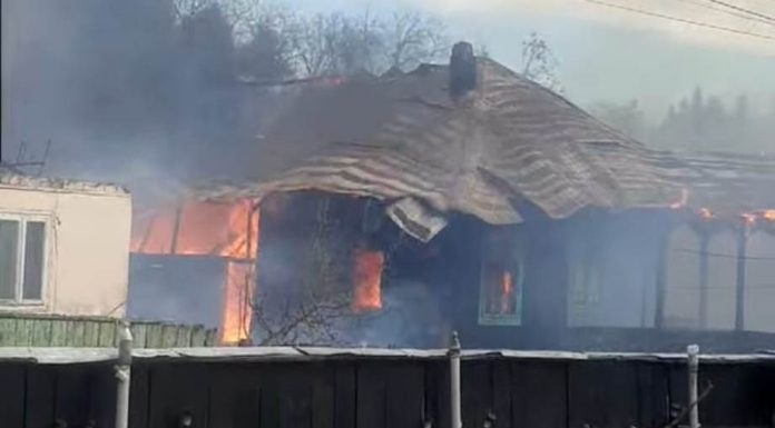 FOTO VIDEO Incendiu devastator în Soveja. Ard 11 case, cu pericol de propagare