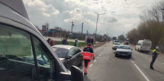 Două mașini s-au ciocnit pe șoseaua de centură a Focșaniului / ”Instalat” în scaunul special, un copil de 1 an și 4 luni a scăpat nevătămat