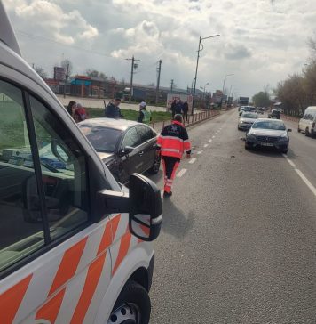 Două mașini s-au ciocnit pe șoseaua de centură a Focșaniului / ”Instalat” în scaunul special, un copil de 1 an și 4 luni a scăpat nevătămat