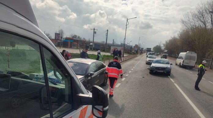 Două mașini s-au ciocnit pe șoseaua de centură a Focșaniului / ”Instalat” în scaunul special, un copil de 1 an și 4 luni a scăpat nevătămat