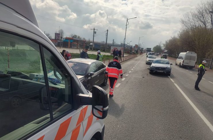 Două mașini s-au ciocnit pe șoseaua de centură a Focșaniului / ”Instalat” în scaunul special, un copil de 1 an și 4 luni a scăpat nevătămat