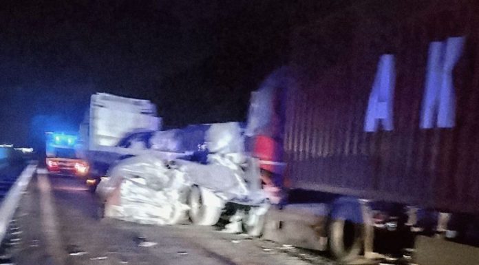 O autoutilitară și un tir s-au ciocnit pe Autostrada Moldovei