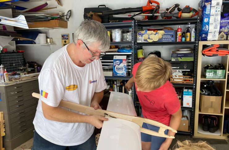 FOTO Antrenamente de performanță pentru elevii clasei de aeromodelism de la Centrul Cultural Vrancea