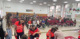 Lecții de viață oferte de SAJ Vrancea : Elevii de la Școlile „Ștefan cel Mare ” și „Anghel Saligny” din Focșani au învățat tehnicile de prim ajutor
