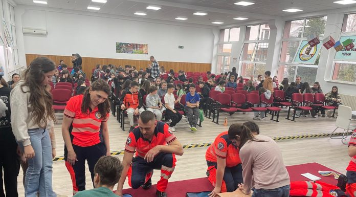 Lecții de viață oferte de SAJ Vrancea : Elevii de la Școlile „Ștefan cel Mare ” și „Anghel Saligny” din Focșani au învățat tehnicile de prim ajutor