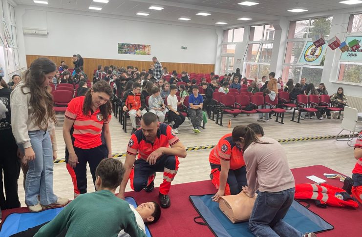 Lecții de viață oferte de SAJ Vrancea : Elevii de la Școlile „Ștefan cel Mare ” și „Anghel Saligny” din Focșani au învățat tehnicile de prim ajutor