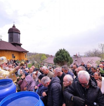 FOTO Izvorul Tămăduirii, prăznuit la două mănăstiri vrâncene