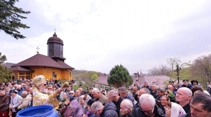 FOTO Izvorul Tămăduirii, prăznuit la două mănăstiri vrâncene