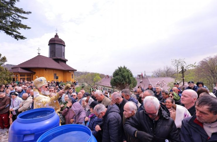 FOTO Izvorul Tămăduirii, prăznuit la două mănăstiri vrâncene