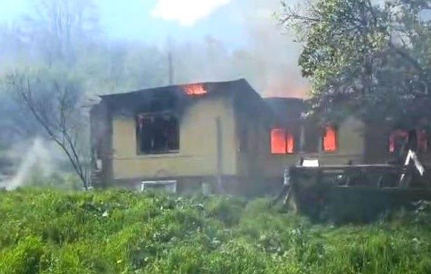 ULTIMA ORĂ Casă în flăcări, la Bonțești / Acces dificil al pompierilor în zona incendiului