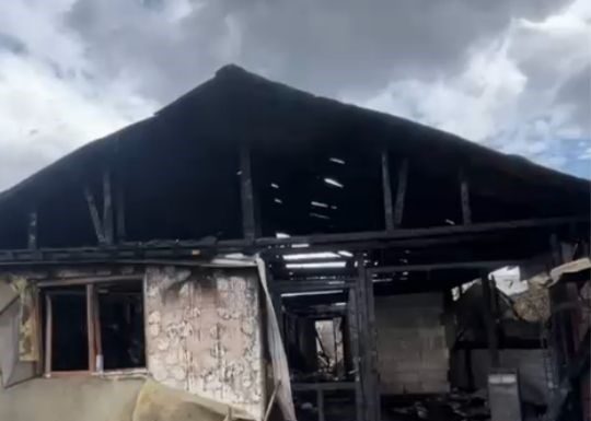 FOTO-VIDEO Apel pentru sprijinirea familiei din Biliești, rămasă fără casă în urma unui incendiu