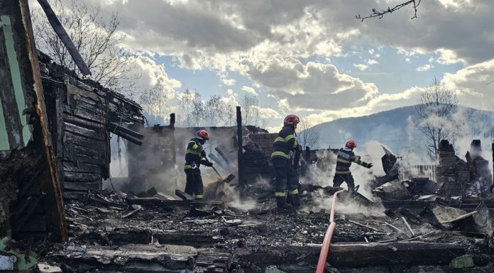 Pompierii au stabilit de la ce a pornit focul care a făcut ravagii în Rucăreni