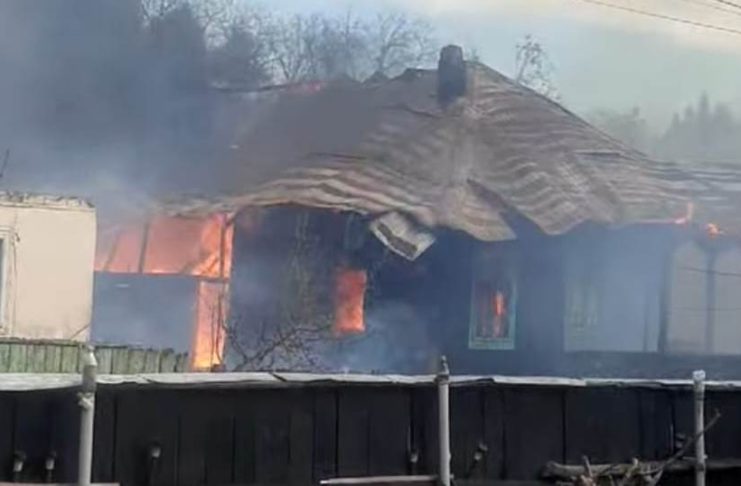 VIDEO Pompieri din cinci județe ajută la stingerea focului la Rucăreni