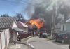 VIDEO Zeci de pompieri se luptă cu flăcările la Rucăreni, unde ard 11 case
