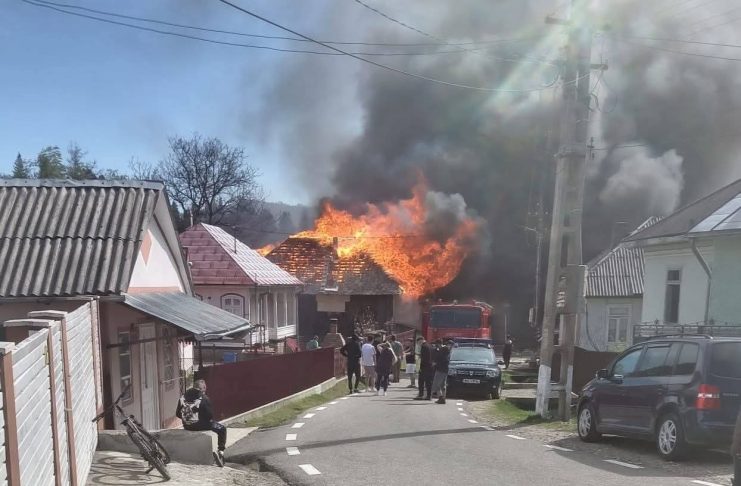 VIDEO Zeci de pompieri se luptă cu flăcările la Rucăreni, unde ard 11 case