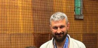 Demonstrație de Jiu-Jitsu la școală, între un jandarm vrâncean și fiica sa, campioană europeană