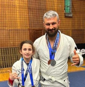Demonstrație de Jiu-Jitsu la școală, între un jandarm vrâncean și fiica sa, campioană europeană