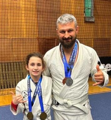Demonstrație de Jiu-Jitsu la școală, între un jandarm vrâncean și fiica sa, campioană europeană