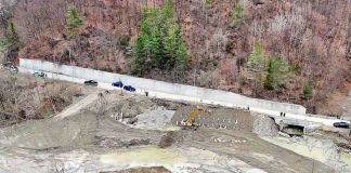 FOTO 51 de stabilopozi montați pentru stabilizarea malului Zăbalei, în locul unde apele au surpat drumul