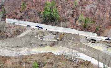 FOTO 51 de stabilopozi montați pentru stabilizarea malului Zăbalei, în locul unde apele au surpat drumul