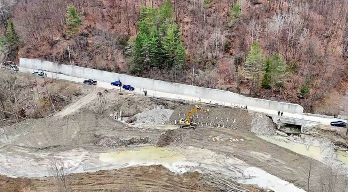 FOTO 51 de stabilopozi montați pentru stabilizarea malului Zăbalei, în locul unde apele au surpat drumul