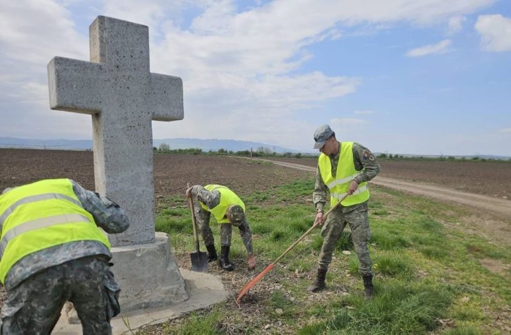 FOTO Militarii vrânceni au cinstit memoria eroilor români, de Ziua Veteranilor de Război