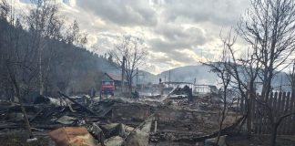 Guvernul va ajuta familiile din Soveja cărora focul le-a distrus casele