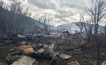 Guvernul va ajuta familiile din Soveja cărora focul le-a distrus casele