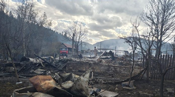 Guvernul va ajuta familiile din Soveja cărora focul le-a distrus casele