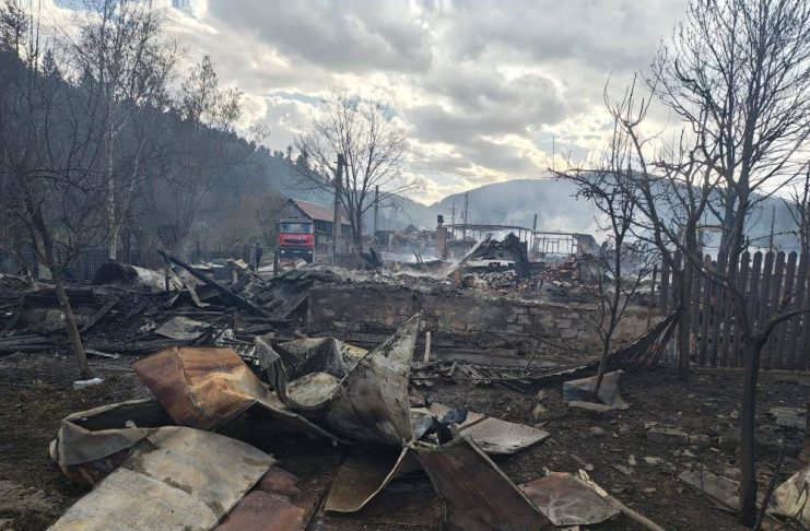 Guvernul va ajuta familiile din Soveja cărora focul le-a distrus casele