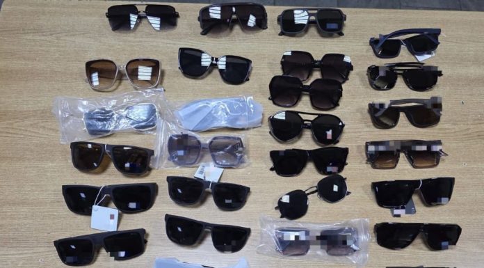Ofertă la ochelari de soare de ”firmă”: 33 de perechi, în valoare de circa 20.000 de lei, ridicate de jandarmii vrânceni