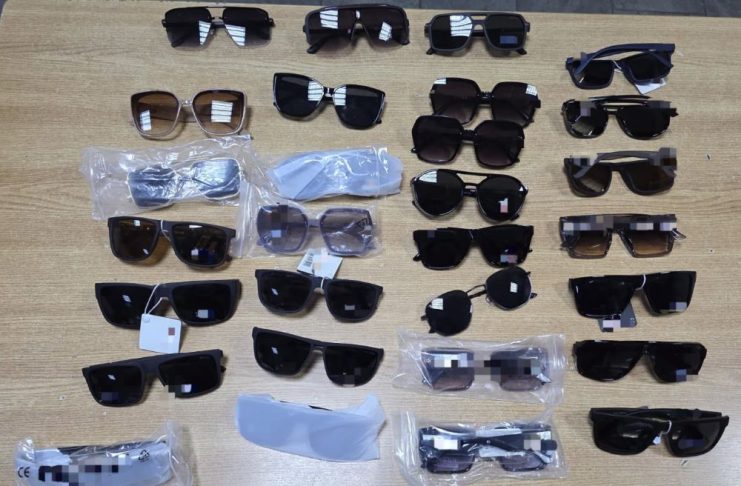 Ofertă la ochelari de soare de ”firmă”: 33 de perechi, în valoare de circa 20.000 de lei, ridicate de jandarmii vrânceni