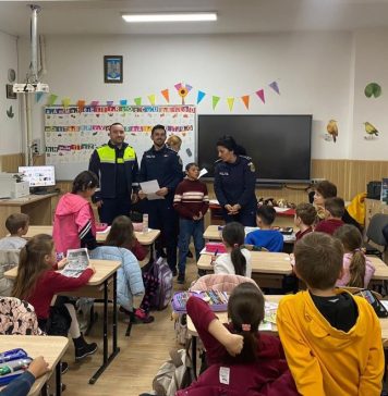 Despre respect pentru colegi și grija față de animale, cu elevii din Garoafa