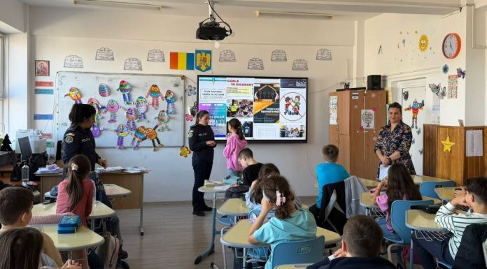 FOTO Polițiștii în mijlocul elevilor: Stop violenței și bullying-ului!