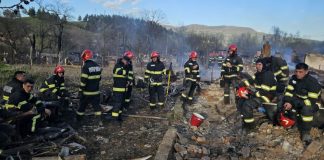 FOTO Eroii zilei: pompierii, epuizați fizic și psihic după mai bine de 10 ore de luptă cu flăcările