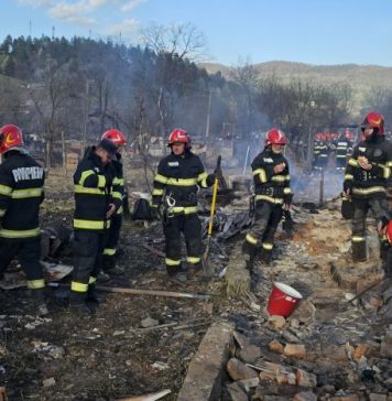 FOTO Eroii zilei: pompierii, epuizați fizic și psihic după mai bine de 10 ore de luptă cu flăcările