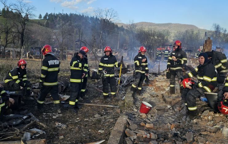 FOTO Eroii zilei: pompierii, epuizați fizic și psihic după mai bine de 10 ore de luptă cu flăcările