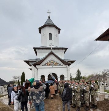 VIDEO Veteran de război condus pe ultimul drum / Militarul vrâncean avea 102 ani