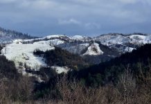 FOTO-VIDEO A nins și pe crestele montane din Vrancea / Drumarii acționează cu utilajele de deszăpezire