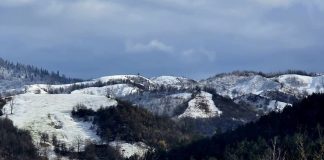 FOTO-VIDEO A nins și pe crestele montane din Vrancea / Drumarii acționează cu utilajele de deszăpezire