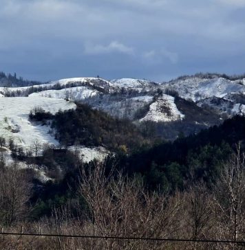 FOTO-VIDEO A nins și pe crestele montane din Vrancea / Drumarii acționează cu utilajele de deszăpezire