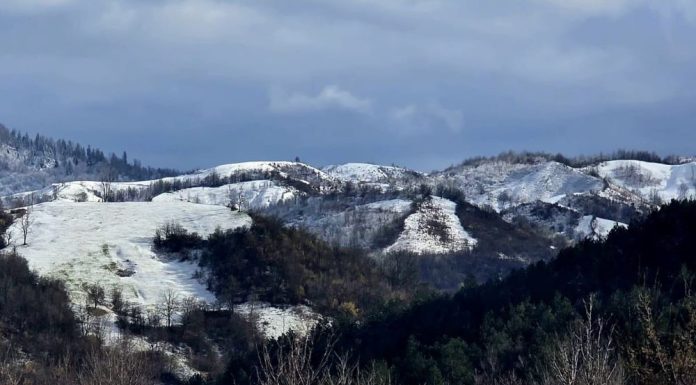 FOTO-VIDEO A nins și pe crestele montane din Vrancea / Drumarii acționează cu utilajele de deszăpezire