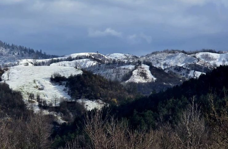 FOTO-VIDEO A nins și pe crestele montane din Vrancea / Drumarii acționează cu utilajele de deszăpezire