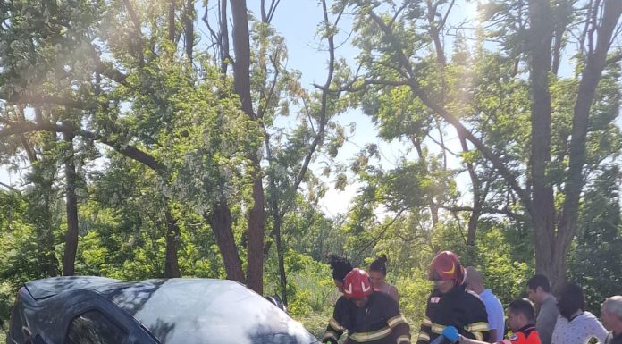 Accident la Gologanu: o șoferiță a ièșit cu mașina în decor