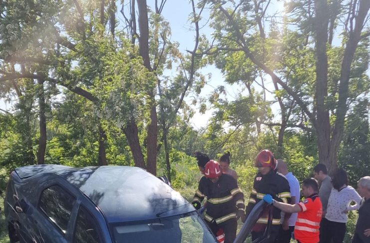 Accident la Gologanu: o șoferiță a ièșit cu mașina în decor