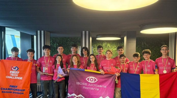 FOTO-VIDEO Echipa AICitizens întâmpinată cu aplauze la aeroport și la Colegiul Cuza