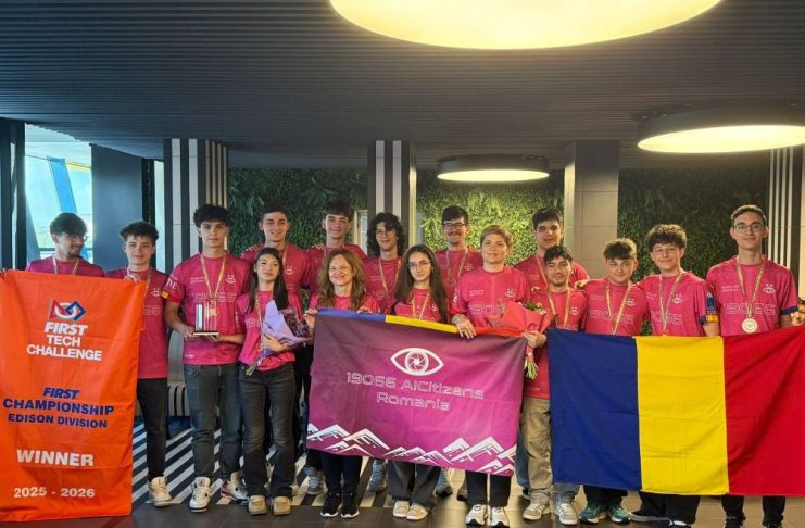FOTO-VIDEO Echipa AICitizens întâmpinată cu aplauze la aeroport și la Colegiul Cuza