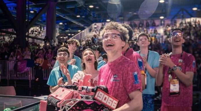 AICitizens și BrickBot, în grafic la CM de robotică / Urmează meciurile finale, în calitate de căpitani de echipă